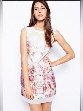 Karen Millen 100% Silk chic mini dress with a floral pattern.
